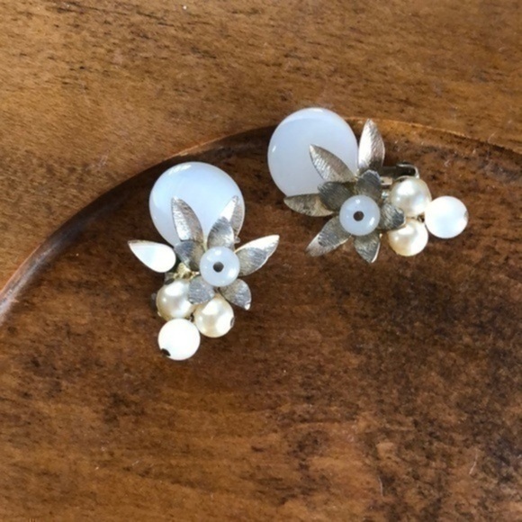 Vintage Clip On Earrings - Picture 1 of 4